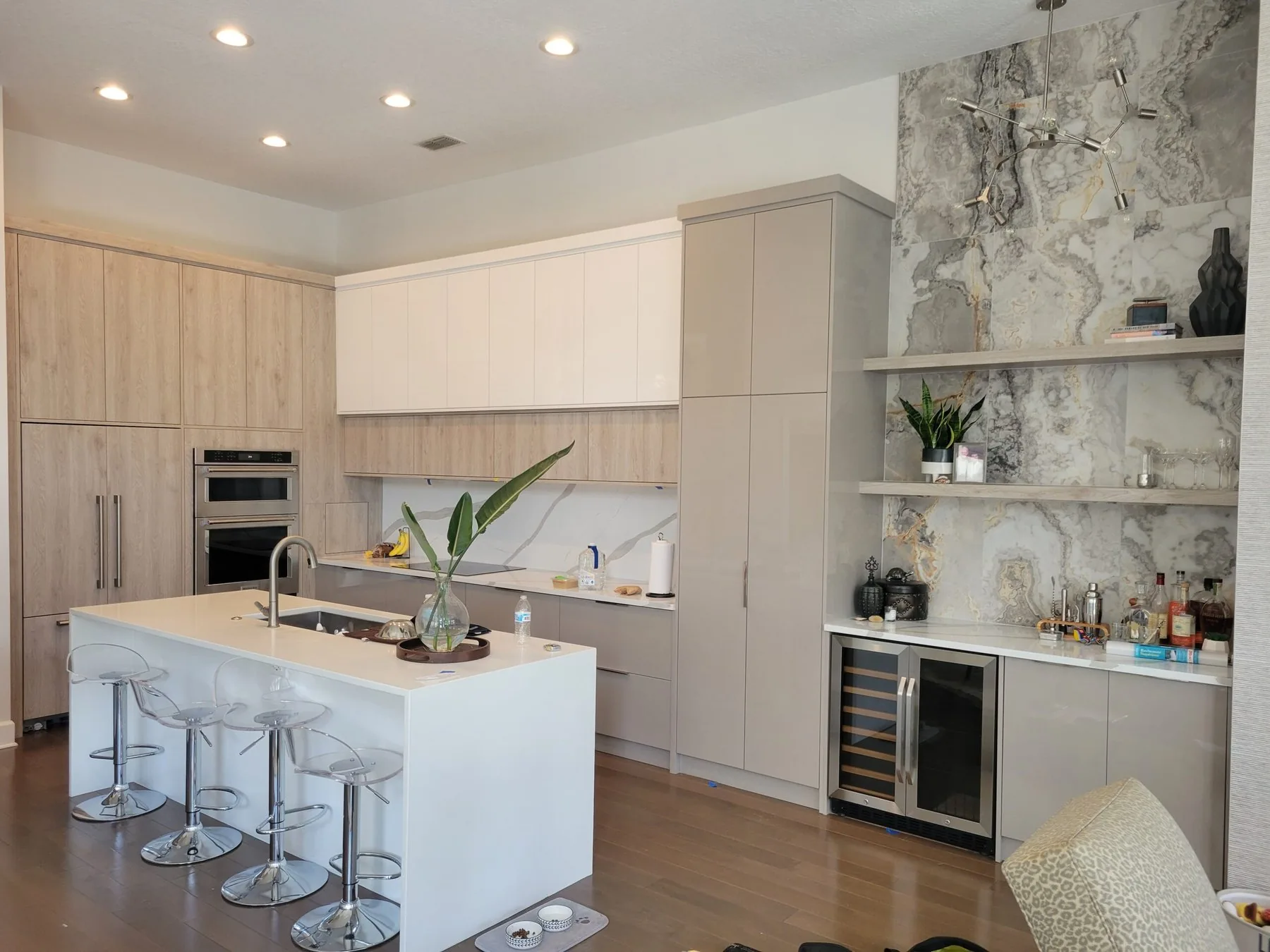 Frameless kitchen with tricolor combination of mocaccino high gloss, white high gloss and natural wood